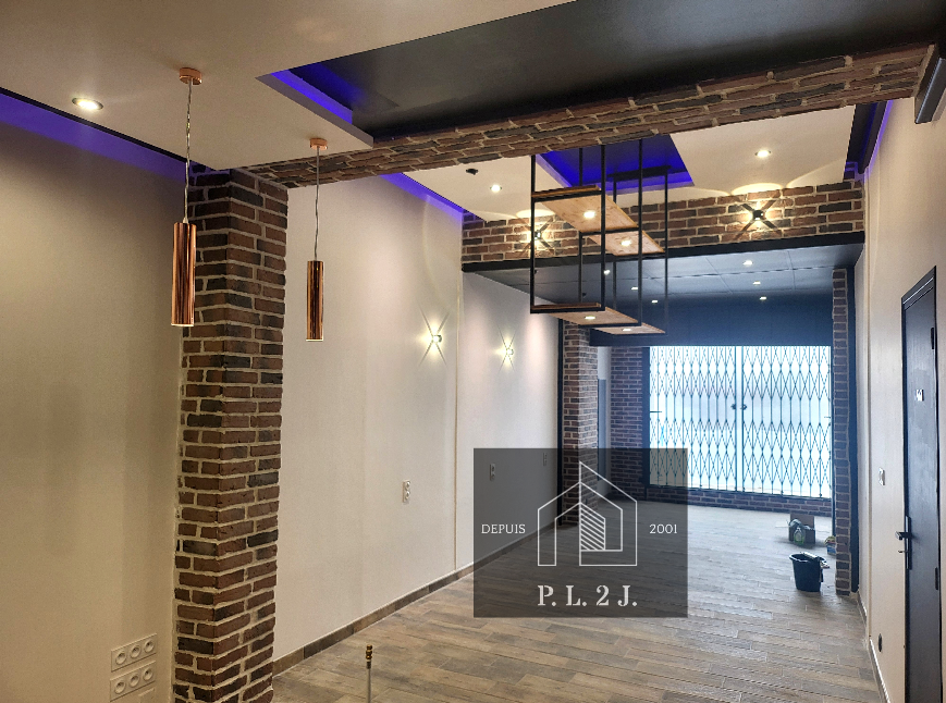 Comparatif d’une rénovation intérieure avec escalier et verrière