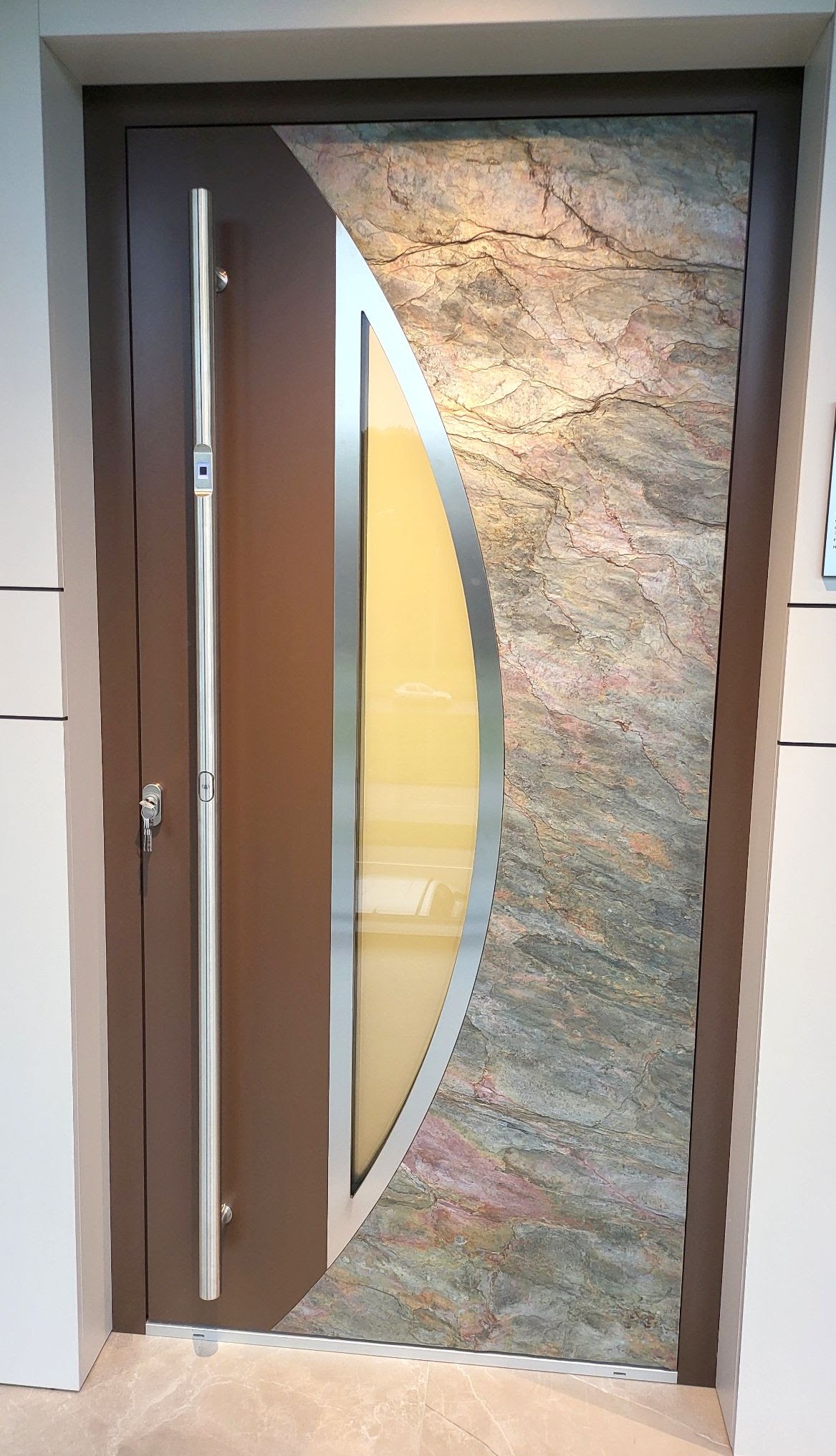 Porte d’entrée contemporaine présentée au showroom