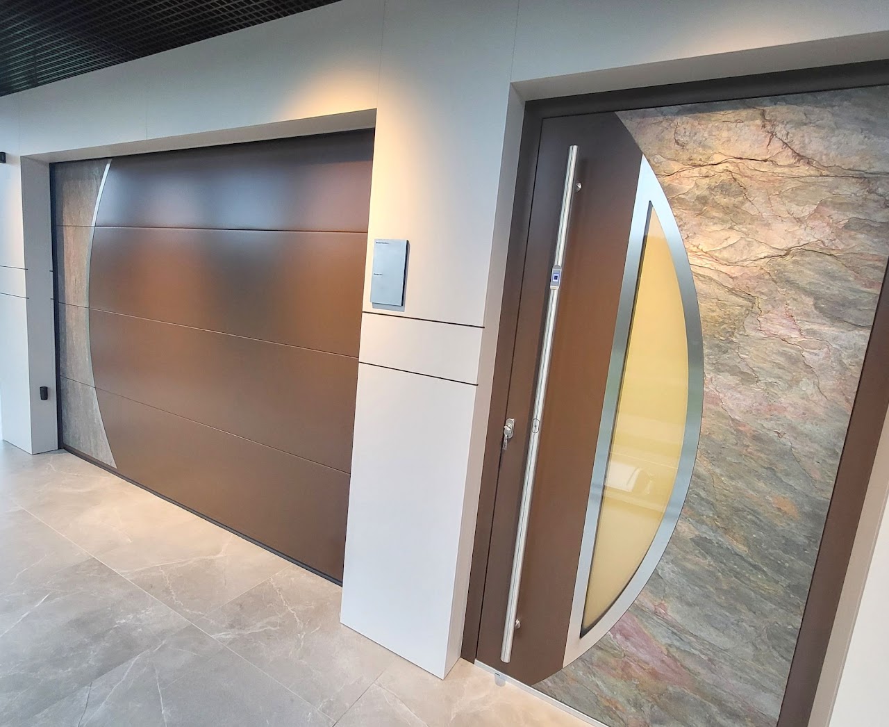 Menuiseries contemporaines présentées dans le showroom PL2J